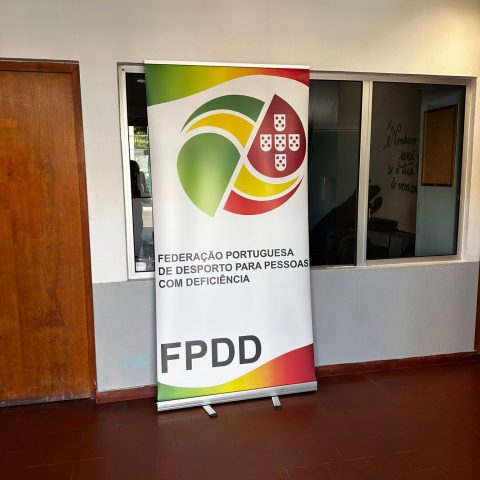 Roll-Up com o logótipo e o nome da “Federação Portuguesa de Desporto para Pessoas com Deficiência”