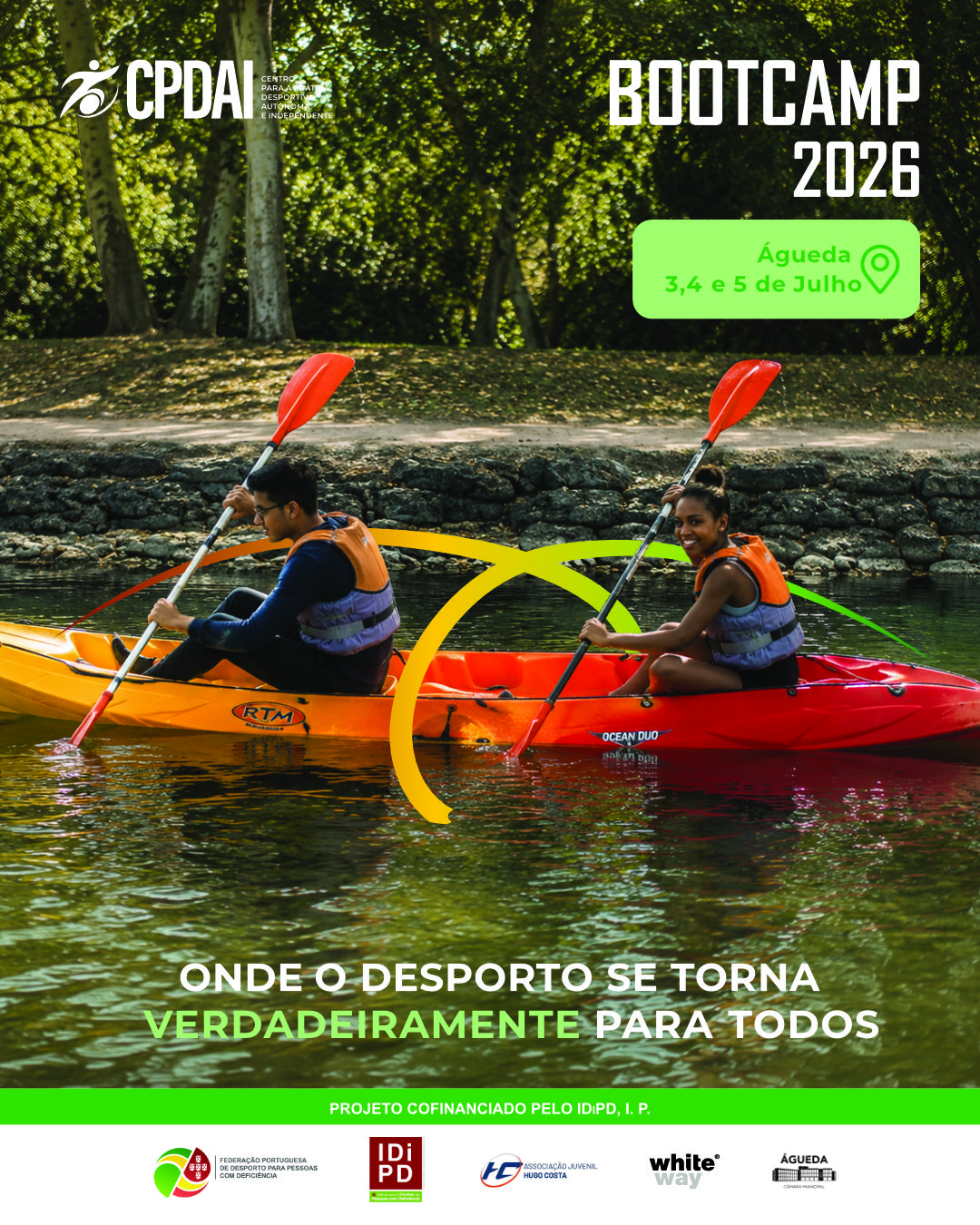 Cartaz de evento desportivo inclusivo - Bootcamp 2026 - que se realiza em Águeda nos dias 3, 4 e 5 de julho, no âmbito do projeto CPDAI da FPDD, com um jovem e uma jovem a praticar canoagem num caiaque duplo num rio. Ambos usam coletes salva-vidas cor-de-laranja e seguram as suas respetivas pagaias. Ao fundo, vê-se a margem do rio com uma parede de pedras e uma zona arborizada repleta de árvores verdes.