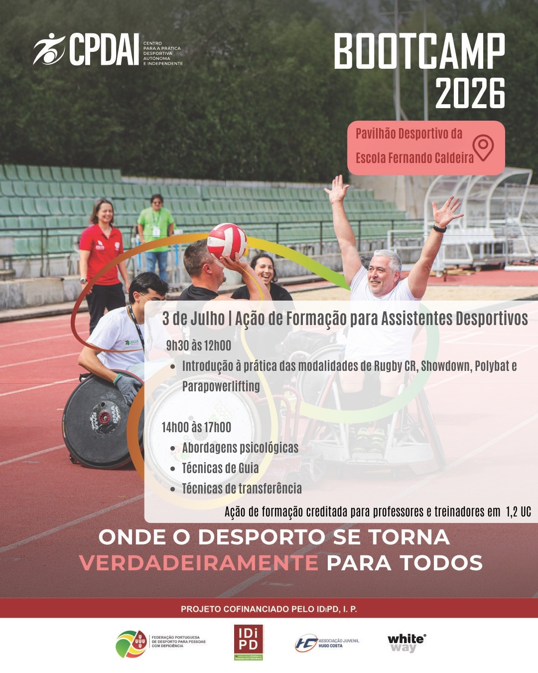 Cartaz promocional do “Bootcamp 2026” do CPDAI (Centro para a Prática Desportiva Autónoma e Independente), a decorrer em Águeda nos dias 3, 4 e 5 de julho. Ao centro da imagem, participantes praticam rugby em cadeira de rodas numa pista de atletismo, acompanhados por técnicos e voluntários. O cartaz destaca a ação de formação para assistentes desportivos, com conteúdos sobre modalidades adaptadas, abordagens psicológicas, técnicas de guia e de transferência. Na parte inferior surge o lema: “Onde o desporto se torna verdadeiramente para todos”, acompanhado dos logótipos das entidades parceiras e financiadoras.