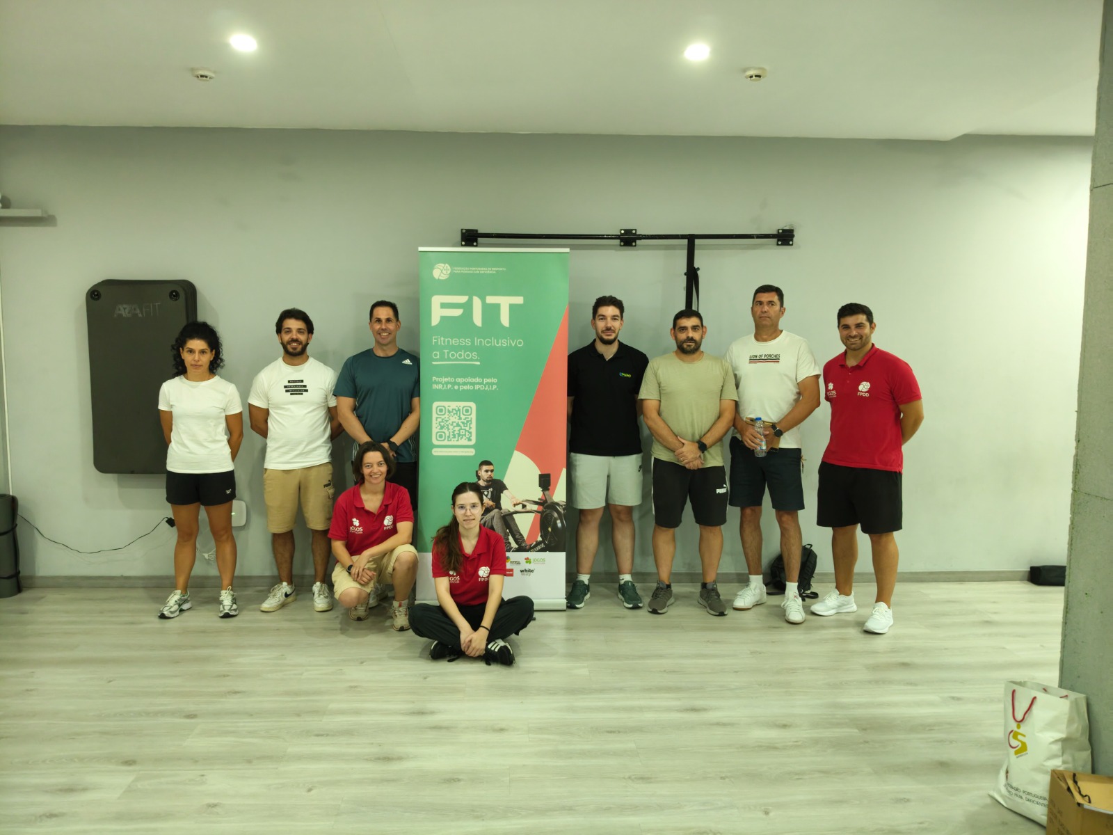 Fotografia de grupo dos participantes e da equipa técnica da ação de capacitação do projeto FIT - Fitness Inclusivo para Todos.